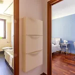 Guesthost - Comfy Near San Giovanni 아파트 *