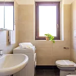 Guesthost - Comfy Near San Giovanni 아파트