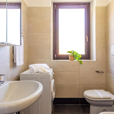 Guesthost - Comfy Near San Giovanni Daire