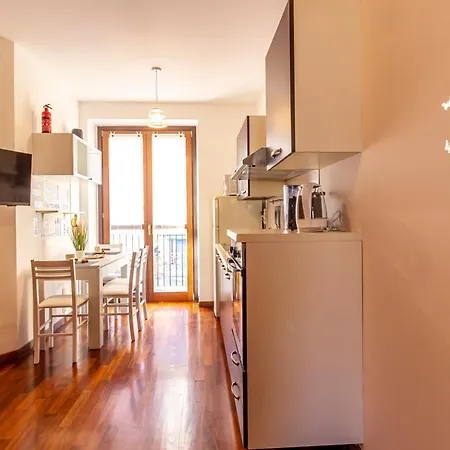 Guesthost - Comfy Near San Giovanni קומו